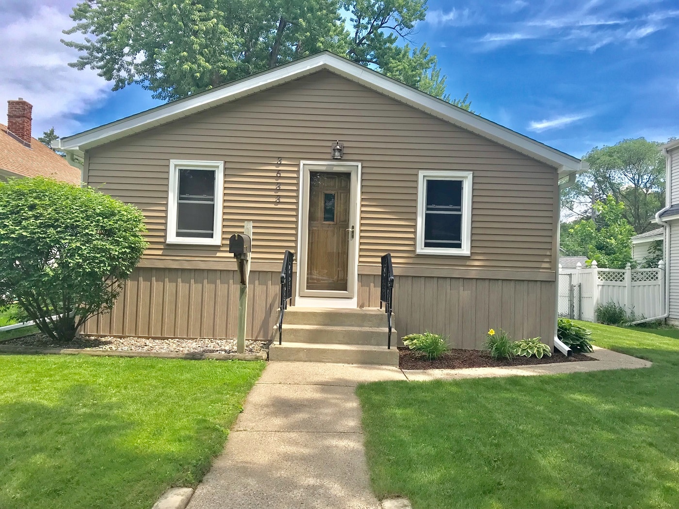 Steel front door on a Twin Cities home installed by the experts at Lindus Construction