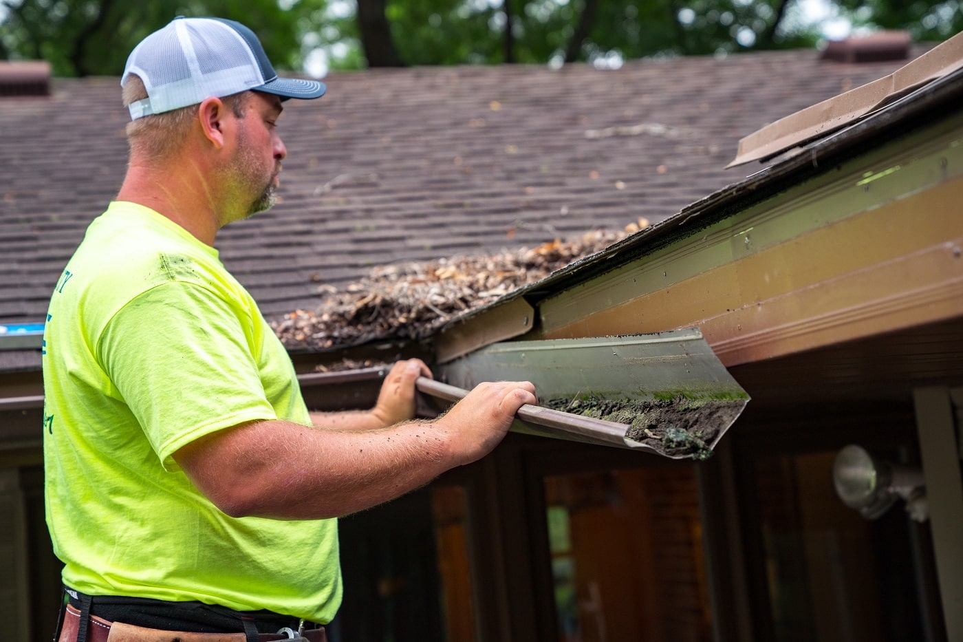 Lindus Construction worker removing old gutters from a home