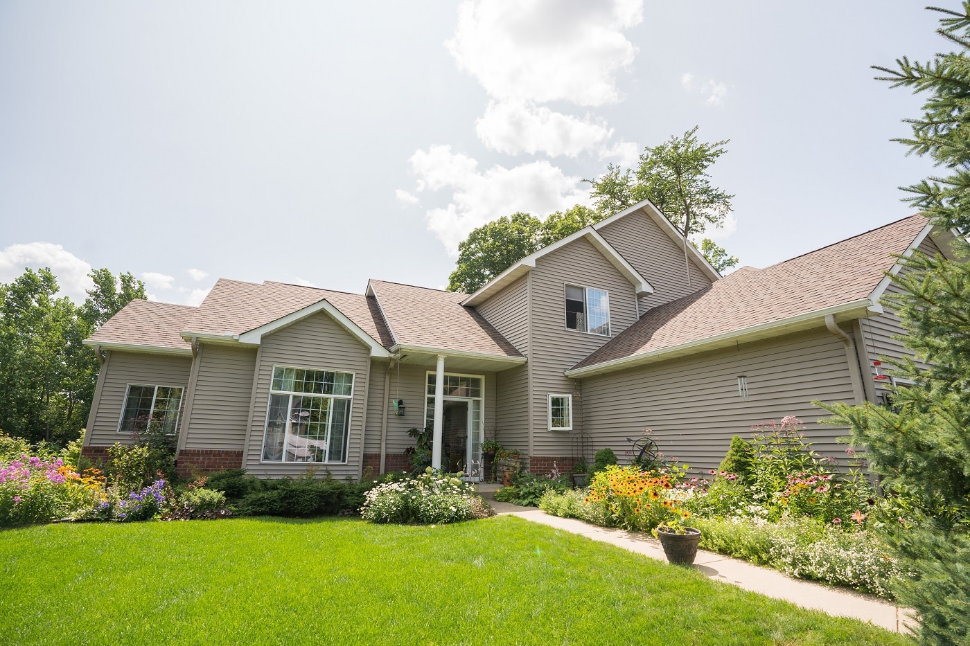 Minnetrista home before siding replacement