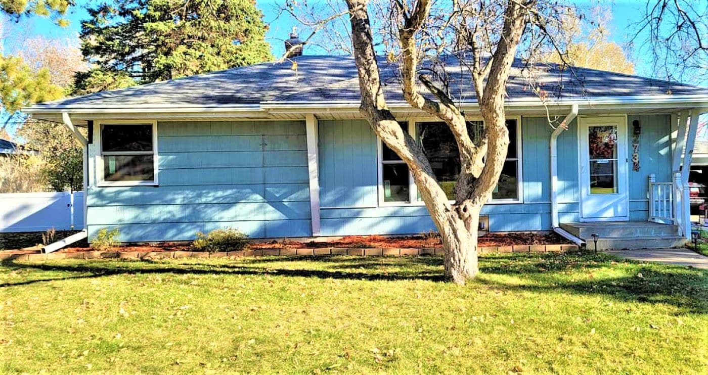 Roseville home before siding and window replacement